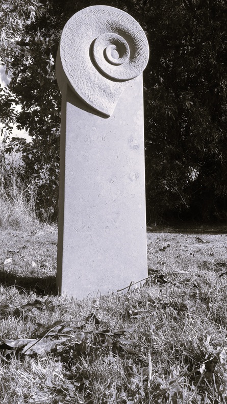 Sandsteinstele mit plastisch gearbeiteten Symbol der Unendlichkeit